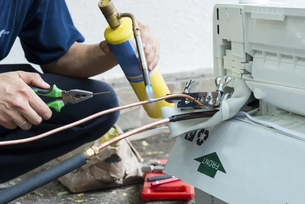 Installation of air conditioning — Stock Photo, Image