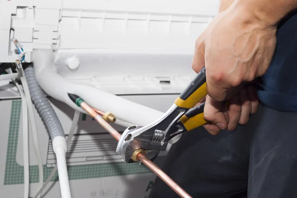 Installation of air conditioning — Stock Photo, Image