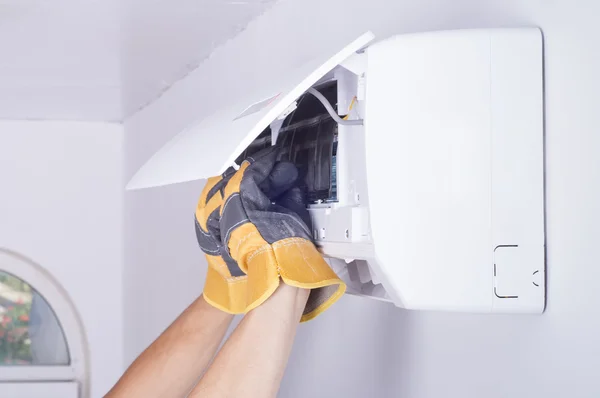 Cleaning the air conditioner — Stock Photo, Image