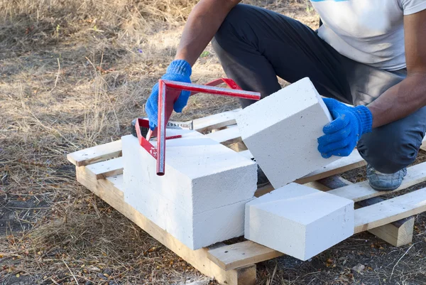 Cutting aerated concrete — Stock Photo, Image