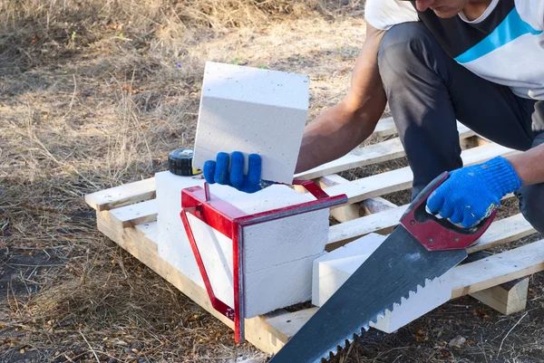 Cutting aerated concrete — Stock Photo, Image