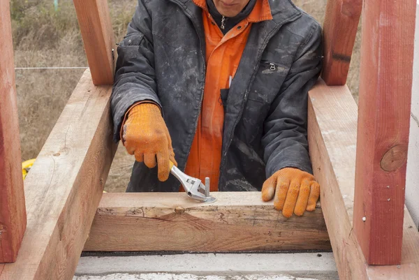 Trabajar para apretar los tornillos — Foto de Stock