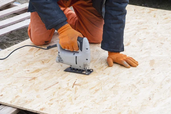 Sawing OSB plywood — Stock Photo, Image