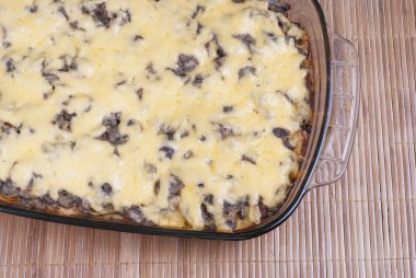 Masadaki beyaz tabak.