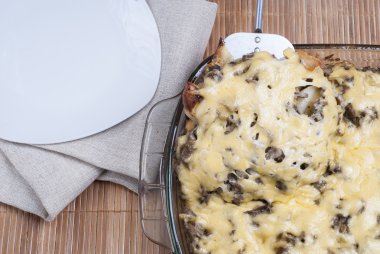 Masadaki beyaz tabak.