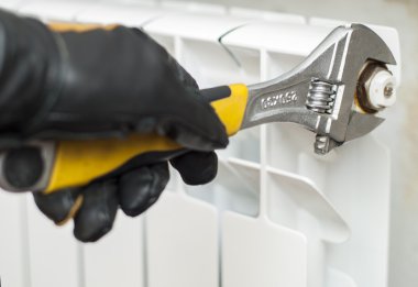 Sıhhi tesisat armatürleri bağlanır