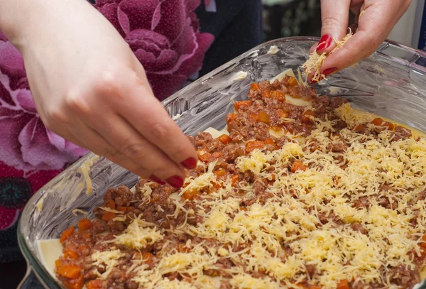 Lasagna főzési folyamat — Stock Fotó