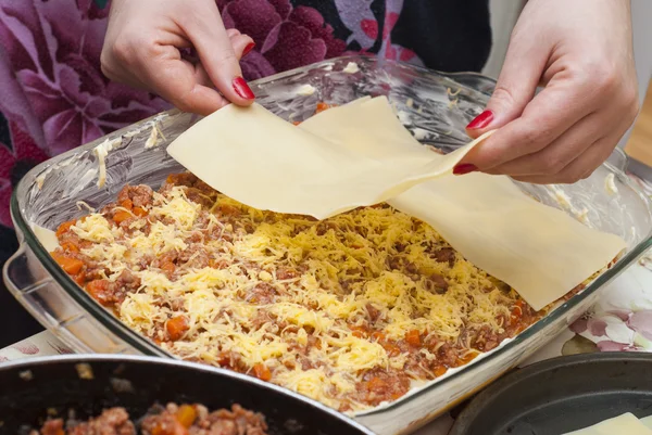 Proces gotowania lasagne — Zdjęcie stockowe