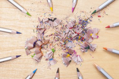 renkli kalemler ve talaşı