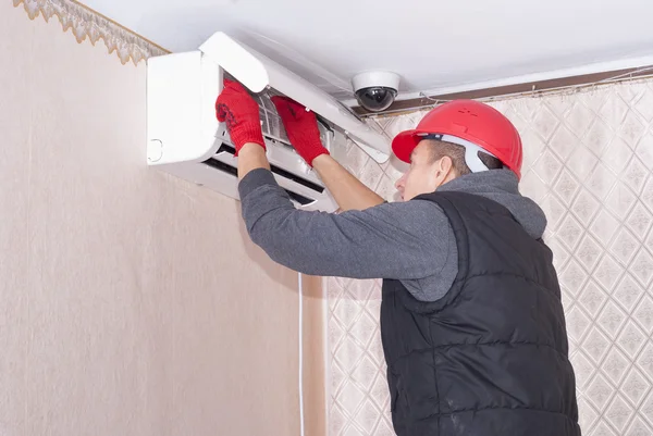 Cleaning and repairs the air conditioner — Stock Photo, Image