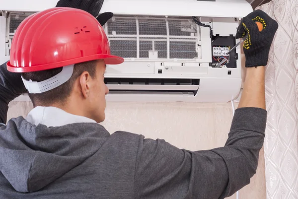 Cleaning and repairs the air conditioner — Stock Photo, Image