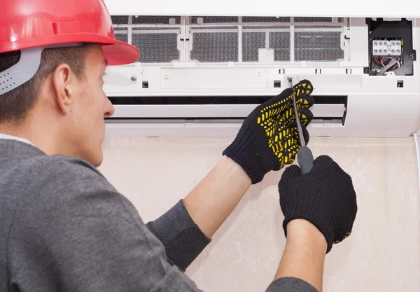 Cleaning and repairs the air conditioner — Stock Photo, Image