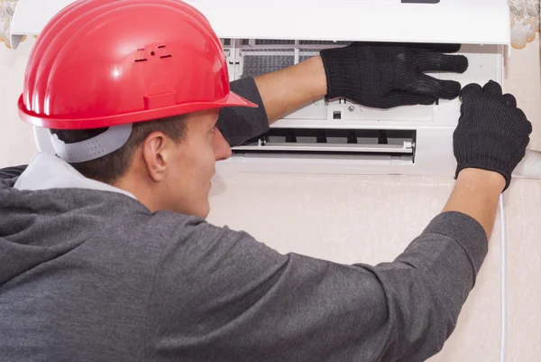 Cleaning and repairs the air conditioner — Stock Photo, Image