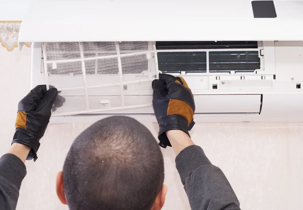 Cleaning and repairs the air conditioner — Stock Photo, Image