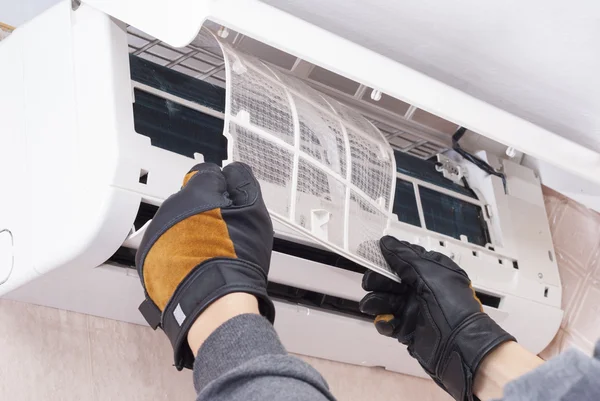 Cleaning and repairs the air conditioner — Stock Photo, Image