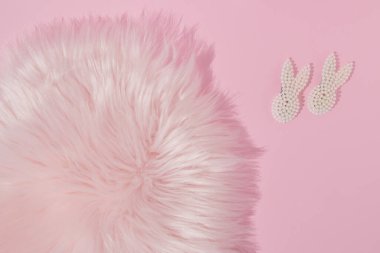 Parlak beyaz inci tavşan tokaları ve pastel pembe sahte kürk. Romantik Sevgililer Günü konsepti. Moda ve moda konsepti. Minimum düzlük.