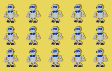 Parlak sarı arka planda robot oyuncağıyla yapılmış yaratıcı bir model. Retro tarzı yaratıcı kompozisyon. Çocuk oyuncaklarıyla eğlenceli bir fikir..