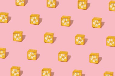 Pastel pembe arka planda parlak hardal sarısı alarm saatiyle yapılmış yaratıcı bir model. Retro estetik stil. Asgari zaman kavramı. Bahar ya da yaz modası düzeni.