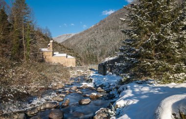 Fransız Pirenesi 'ndeki Salau köyü karın altında.