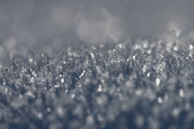 Kar yüzeyinde buz kristalleri