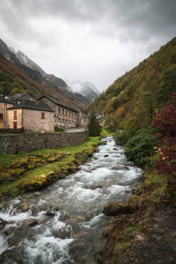 Pireneler dağındaki Salau Fransız köyü.