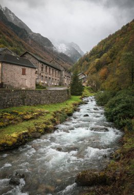Pireneler dağındaki Salau Fransız köyü.