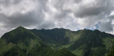 Fransa 'daki Pireneler' in tepesinde bulutlar