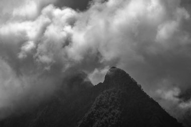 Fransa 'daki Pireneler' in tepesinde bulutlar