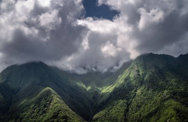 Fransa 'daki Pireneler' in tepesinde bulutlar