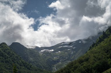 Fransa 'daki Pireneler' in tepesinde bulutlar