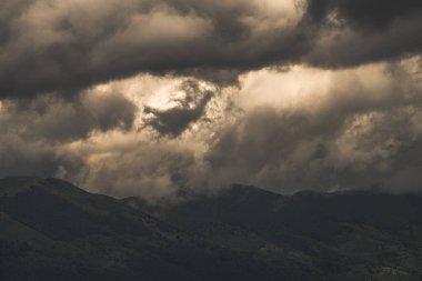 Fransa 'daki Pireneler' in tepesinde bulutlar