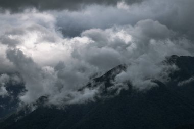 Fransa 'daki Pireneler' in tepesinde bulutlar