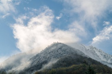 Pireneler dağlarında ilk kar yağışıydı.
