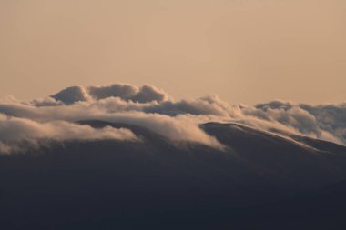 Pyrnees dağlarında günbatımı bulutları