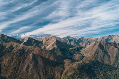 Sonbahar manzarası Dağlar ve mavi gökyüzü