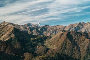 Sonbahar manzarası Dağlar ve mavi gökyüzü