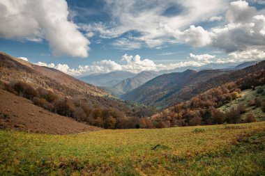 Pireneler 'in dağlarında renkli sonbahar arazisi