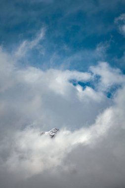 Bulutlardaki Pyrenean Dağı tepesi