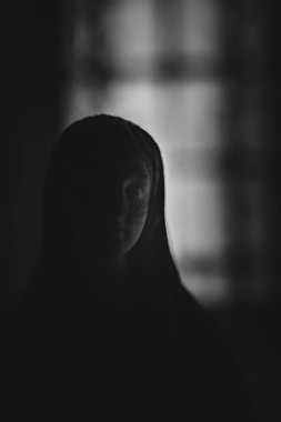 Karanlıkta bir kadın heykeli silueti