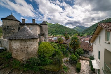 Fransa 'nın Ariege Pirenesi' ndeki Seix Köyü
