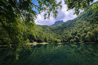 Arige Pirenesi 'ndeki Bethmale Gölü Fransa