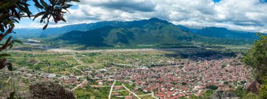Meteora dağının üstünden Kalampaka kasabasına doğru ikonik bir Yunanistan manzarası.