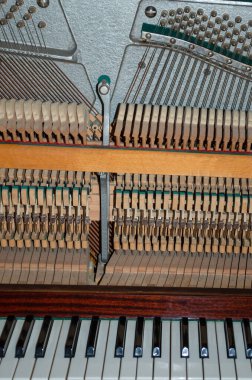 Faraglioni kayalarının güzel mavi deniz manzarası Capri, İtalya 'da Giardini di Augusto' dan görülebiliyor.