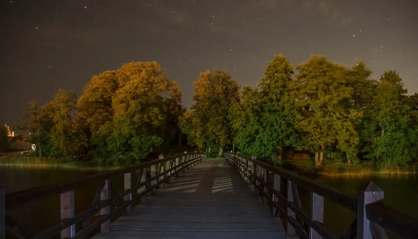 Starlit night sky and the Trakai bridge in Lithuania — Stock Photo, Image