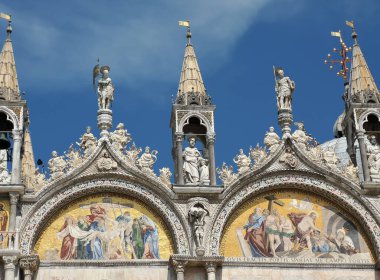 20-07-19 Venedik, İtalya. Arka planda dramatik gökyüzü olan Bazilika di San Marco cephesi..