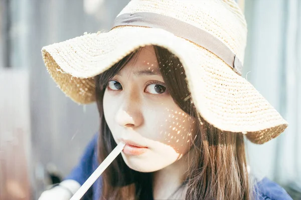 Close Uma Bela Mulher Japonesa Usando Chapéu Palha — Fotografia de Stock