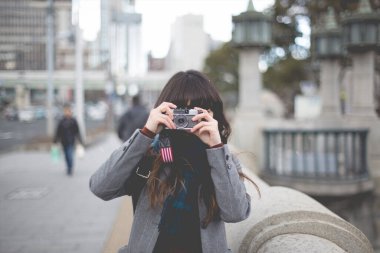 Uzun saçlı güzel bir Japon kadının portresi..