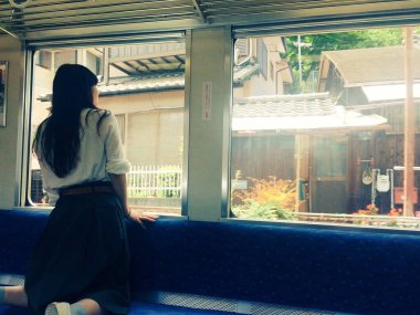 Uzun saçlı güzel bir Japon kadının portresi..