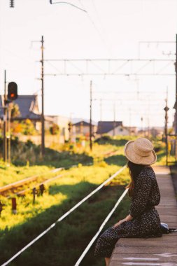 Uzun saçlı güzel bir Japon kadının portresi..