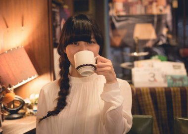 Uzun saçlı güzel bir Japon kadının portresi..